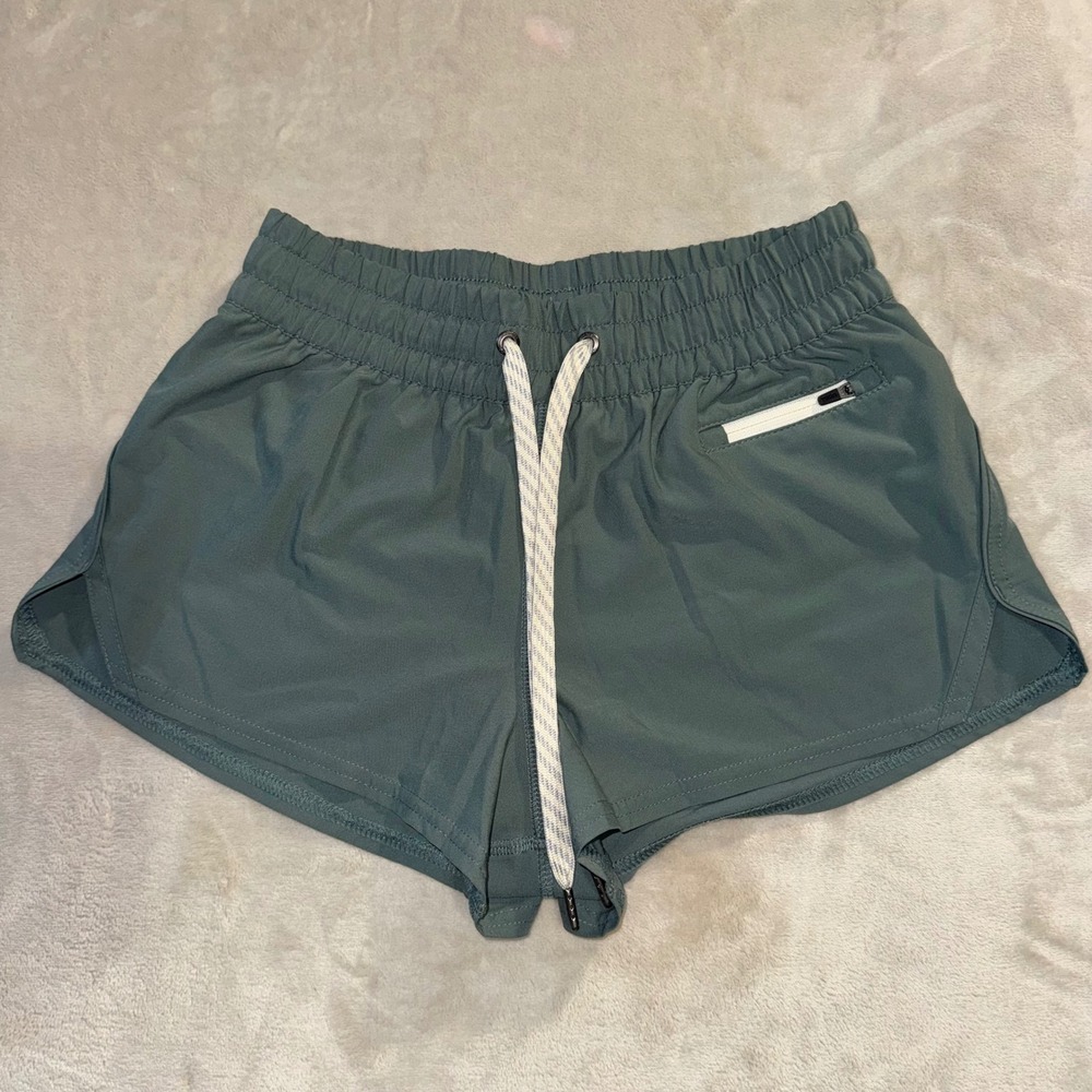 Vuori Clementine 2.0 2.5" Shorts Green XS VW304 Running Athletic Activewear